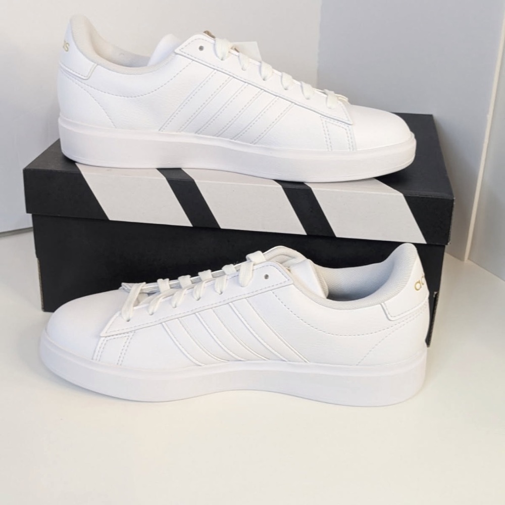 Adidas Classic Grand Court 2.0 White Sneakers with Gold Accents Size 8 NWT NIB